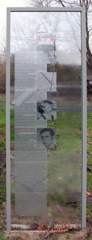 An der Berliner Kiefholzstraße erinnert eine Tafel an 15 Mauer-Opfer, die dort zu Tode kamen, so auch an Christian Peter Friese (unteres Foto).