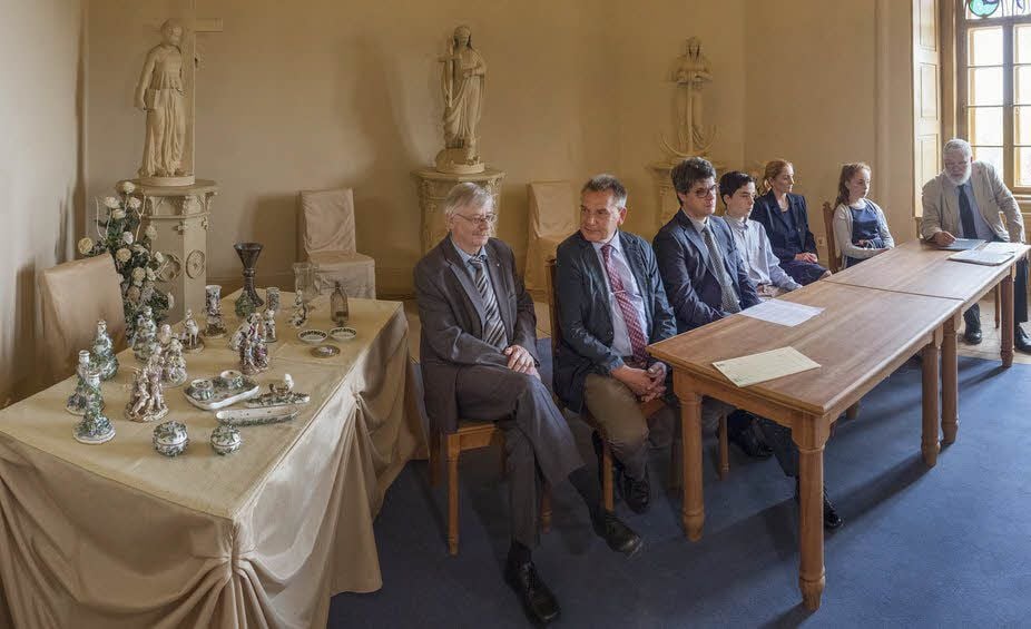 In Anwesenheit der Familie von der Asseburg wurden die Fundstücke von den Museumsmitarbeitern der Öffentlichkeit präsentiert.