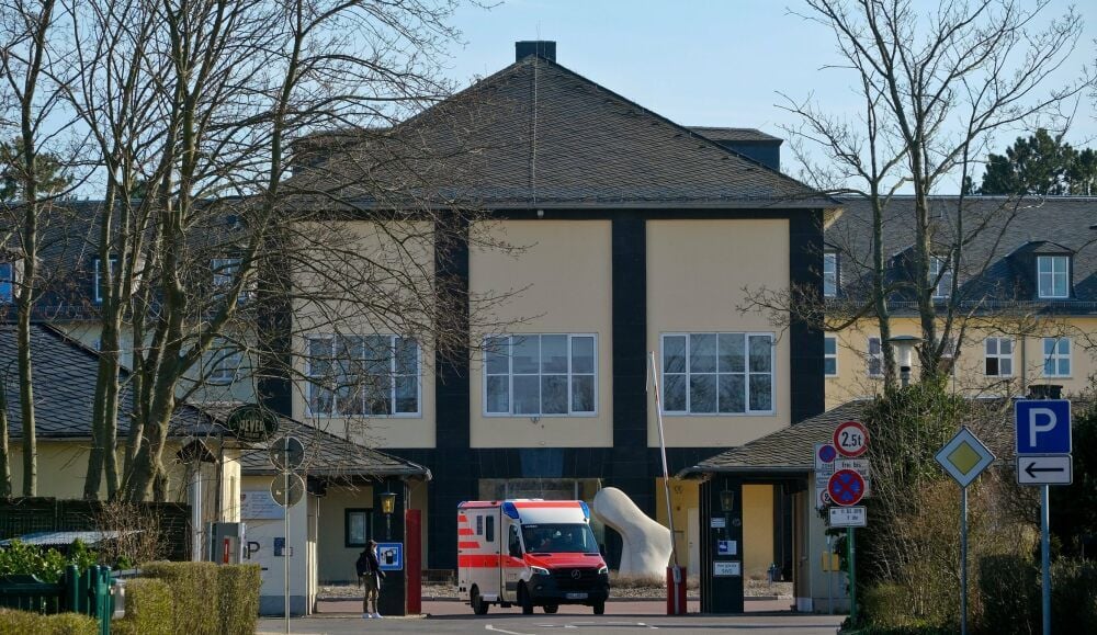 Ein Patient, der positiv auf Corona getestet wurde, hat am Montagmorgen das Krankenhaus Martha Maria in Dölau auf eigene Faust verlassen.