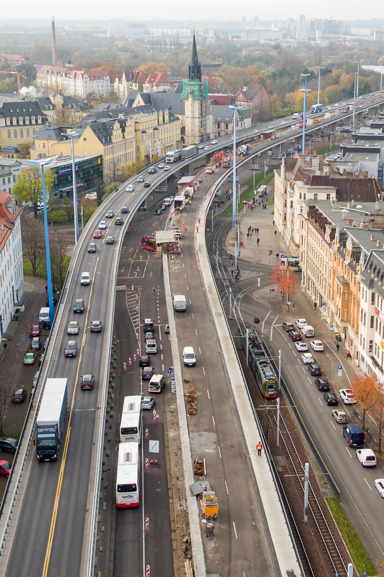 Blick auf die wegen Bauarbeiten teilweise gesperrte Hochstraße in Halle, aufgenommen mit einer Drohne.