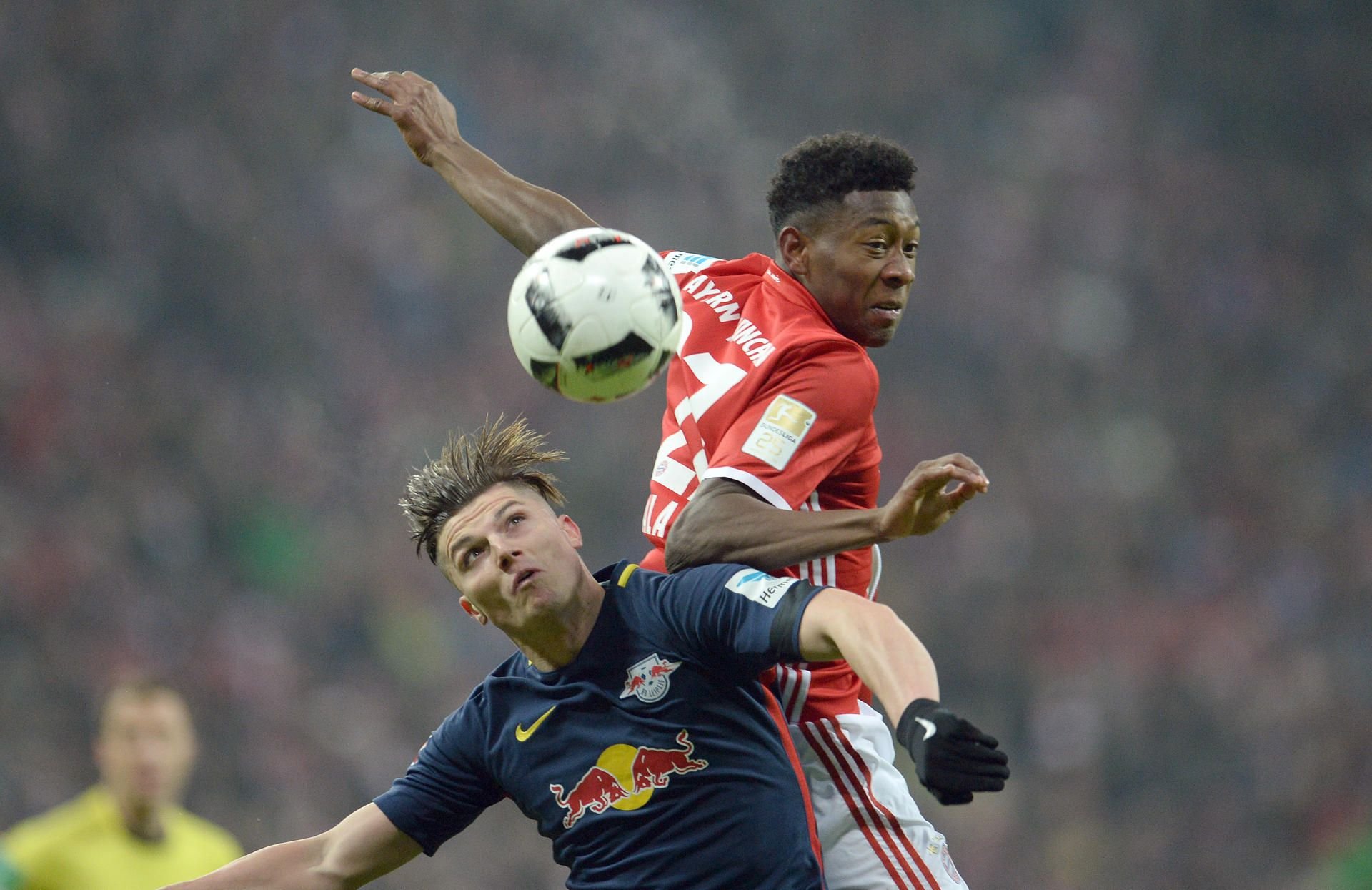 Beide Teams wollen hoch hinaus: Hier überspringt Bayerns David Alaba RB-Profi Marcel Sabitzer.