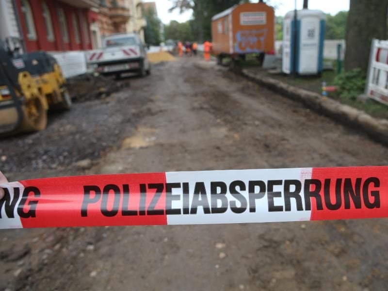 Ein Absperrband weht nach dem Bombenfund. Foto: Bodo Schackow