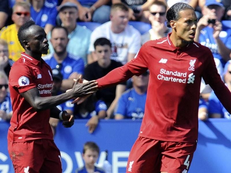Liverpools Sadio Mane (l) feiert das Tor zum 1:0 mit seinem Teamkollegen Virgil van Dijk. Foto: Rui Vieira/AP