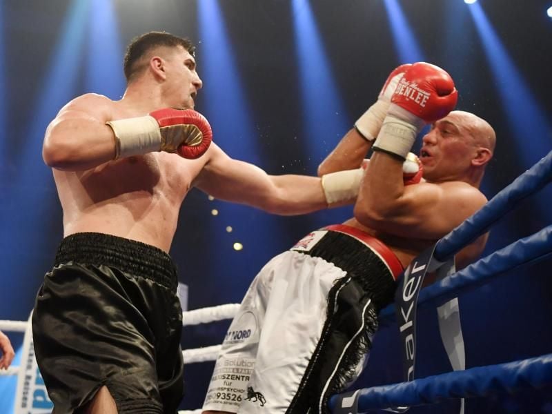 Marco Huck (l) fügt Yakup Saglam schwere Kopftreffer bei. Foto: Tobias Hase