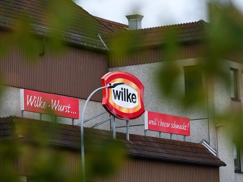 Das Logo hängt über dem Eingang des nordhessischen Wurstherstellers Wilke. Foto: Uwe Zucchi/dpa