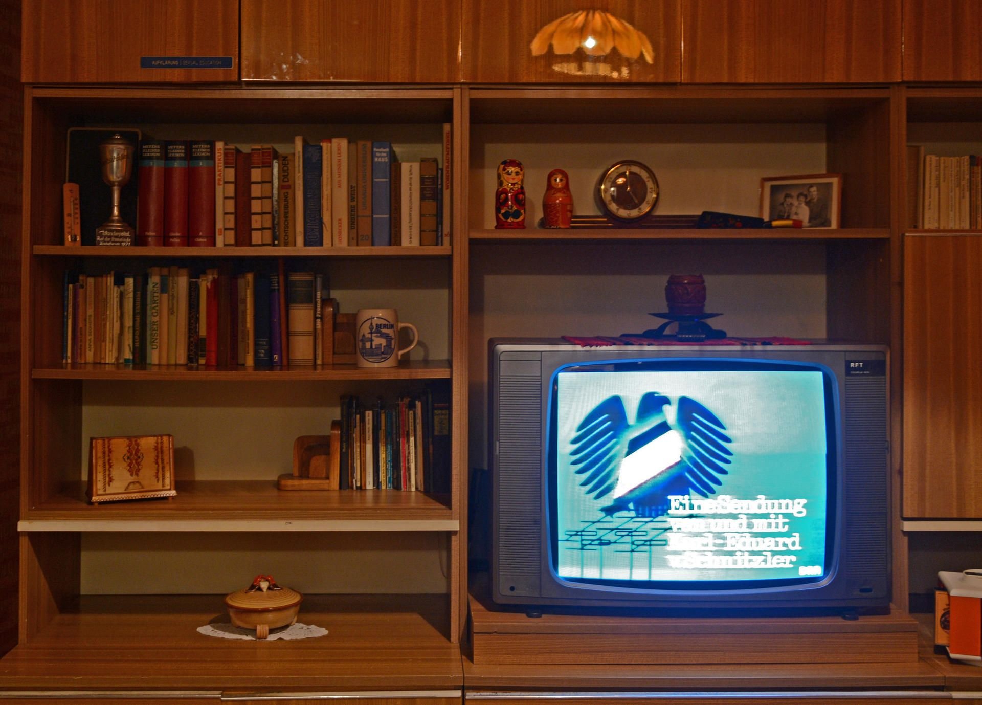 Auf einem RFT Farb-Fernseher, der in einer typischen DDR-Schrankwand steht, läuft am 30.11.2012 im DDR Museum in Berlin in einer Endlos-Schleife der Beginn der Sendung "Der schwarze Kanal" mit Karl-Eduard von Schnitzler.