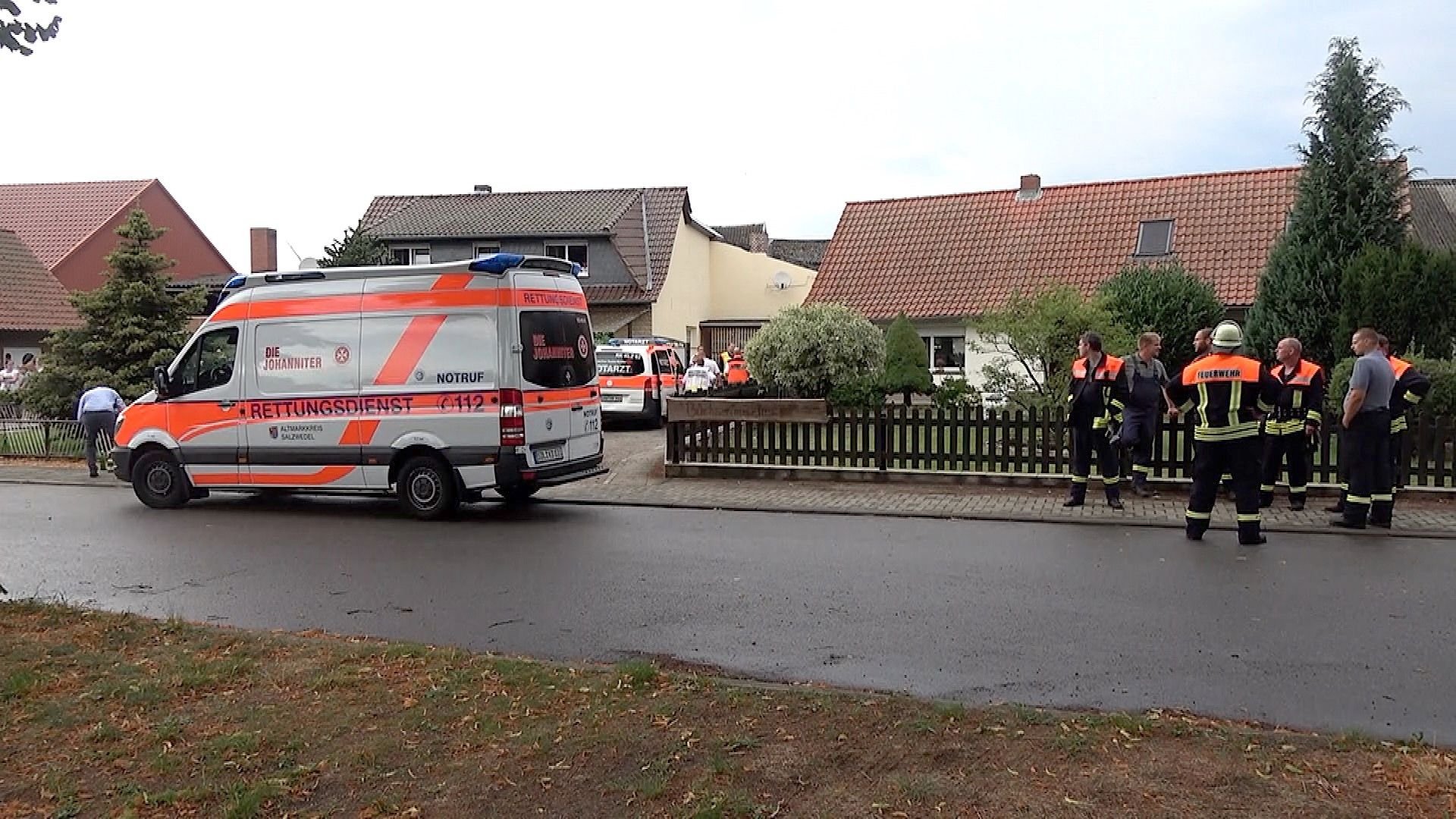 Rettungskräfte am Unglücksort in Neuferchau (Altmarkkreis Salzwedel)