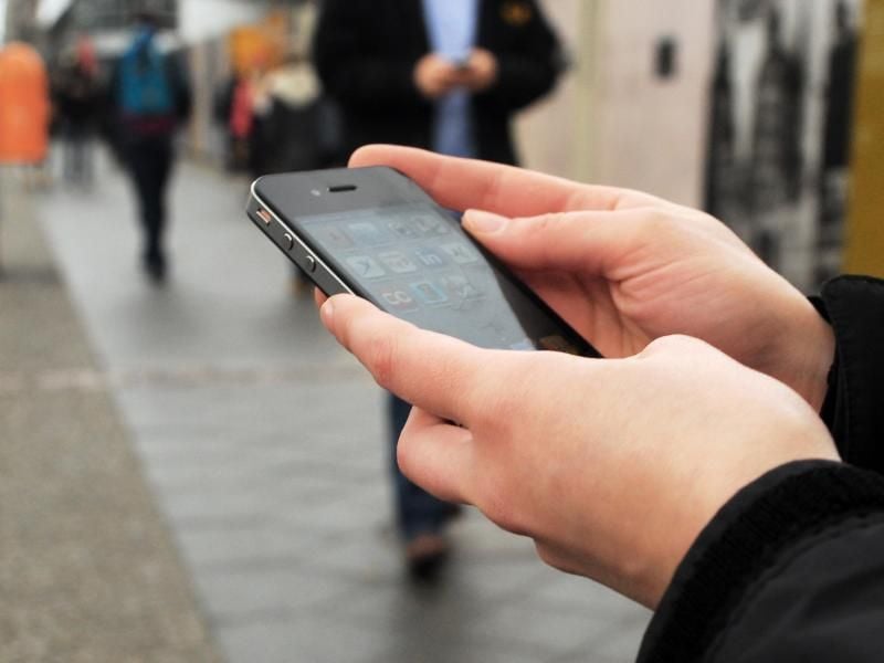 Will ein Anbieter teure Zusatzleistungen in den Mobilfunkvertrag aufnehmen, muss der Kunde zustimmen. Das entschied das Landgericht Düsseldorf. Foto: Philipp Laage