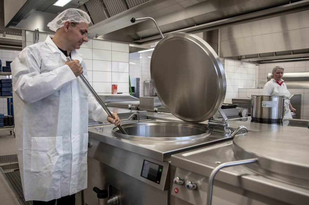 René Nachtigal rührt eine Suppe um - in einem der beiden „kleinen“ Kessel, die 150 Liter fassen.