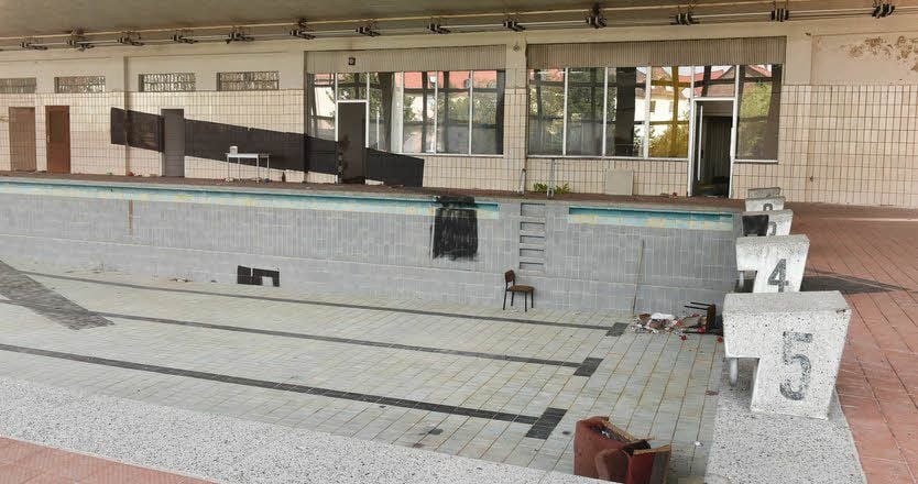 Noch immer steht die alte Schwimmhalle ungenutzt am Naumburger Linsenberg. Nun soll das Gelände versteigert werden - für 60000 Euro. Ob sich ein Interessent findet?