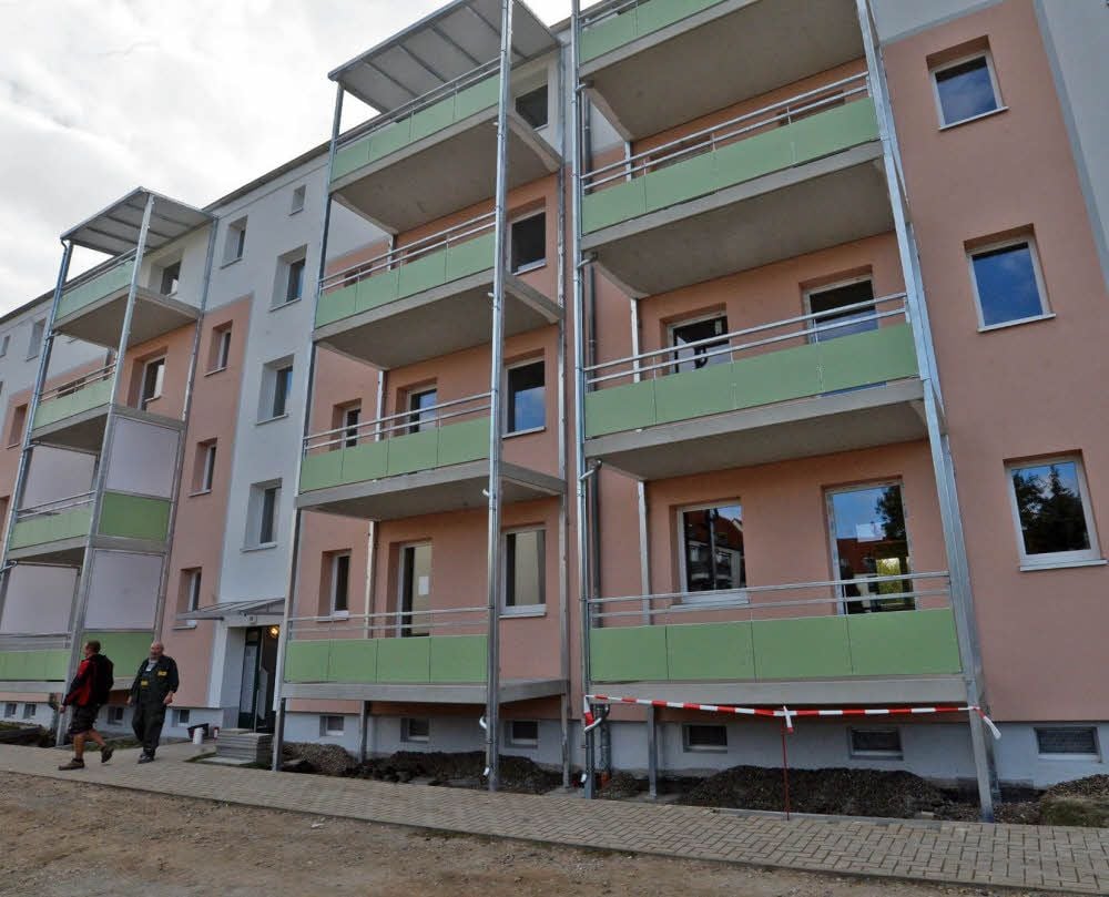 Der 1960 gebaute Wohnblock in der Ramdohrstraße in Aschersleben wird von der AGW modernisiert und - mit bislang fehlenden Balkonen versehen - neu vermietet.
