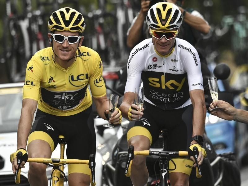 Der Brite Geraint Thomas (l) und Chris Froome stoßen mit einem Glas Champagner auf die erfolgreiche Tour an. Foto: Marco Bertorello/POOL AFP