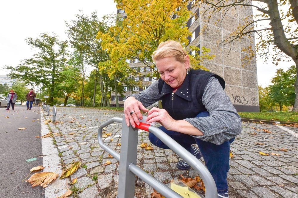 Petra Bodea-Knauth kennzeichnet Parkplatzsperren.