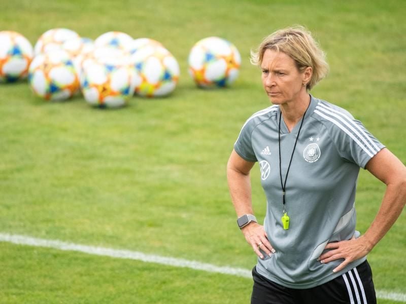 Martina Voss-Tecklenburg, Trainerin der deutschen Frauenfußball-Nationalmannschaft, steht auf dem Trainingsplatz. Foto: S. Gollnow/dpa
