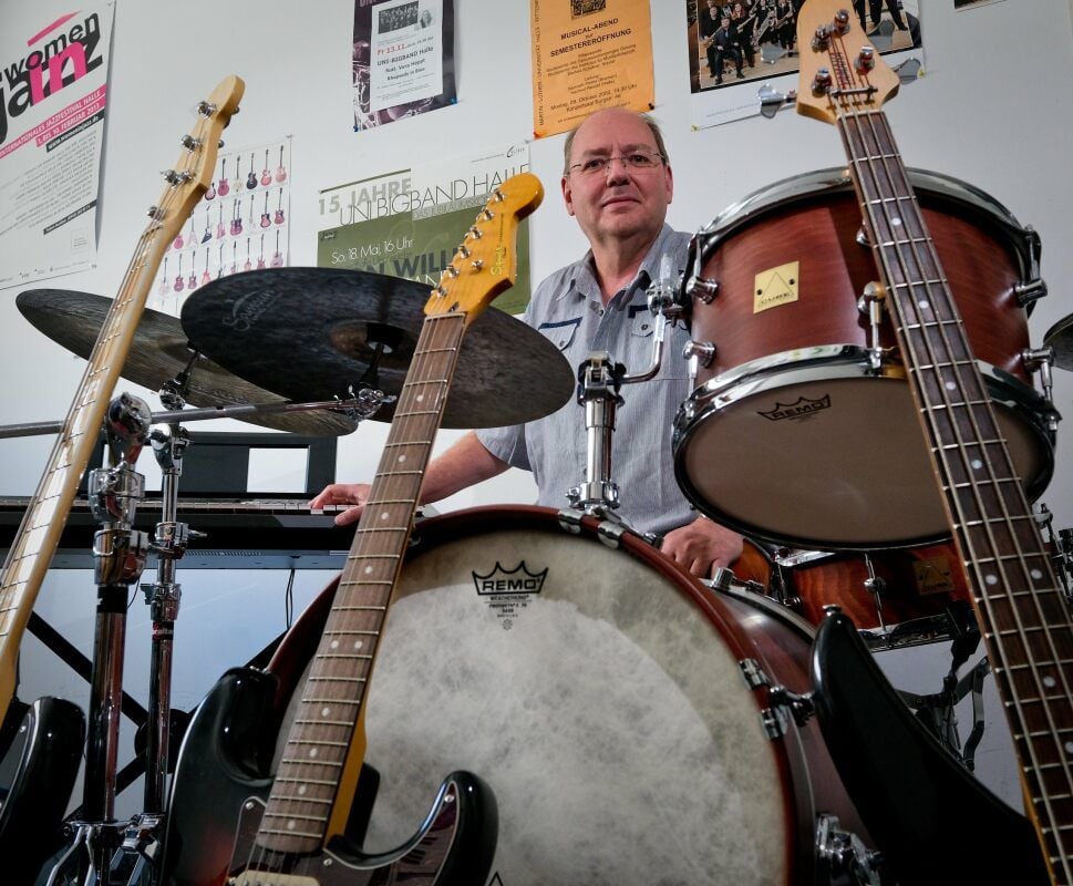 Dozent und Bandleader: Hartmut Reszel leitet seit Jahrzehnten die Unibigband, die auch auf internationalem Parkett brilliert.