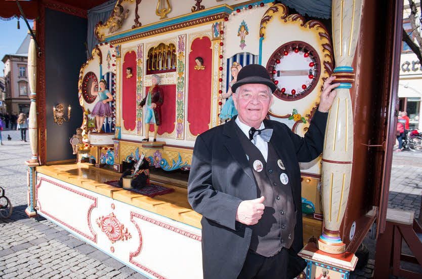 Ludwig Blome aus Petershagen mit einer Jahmarktorgel von 1912.