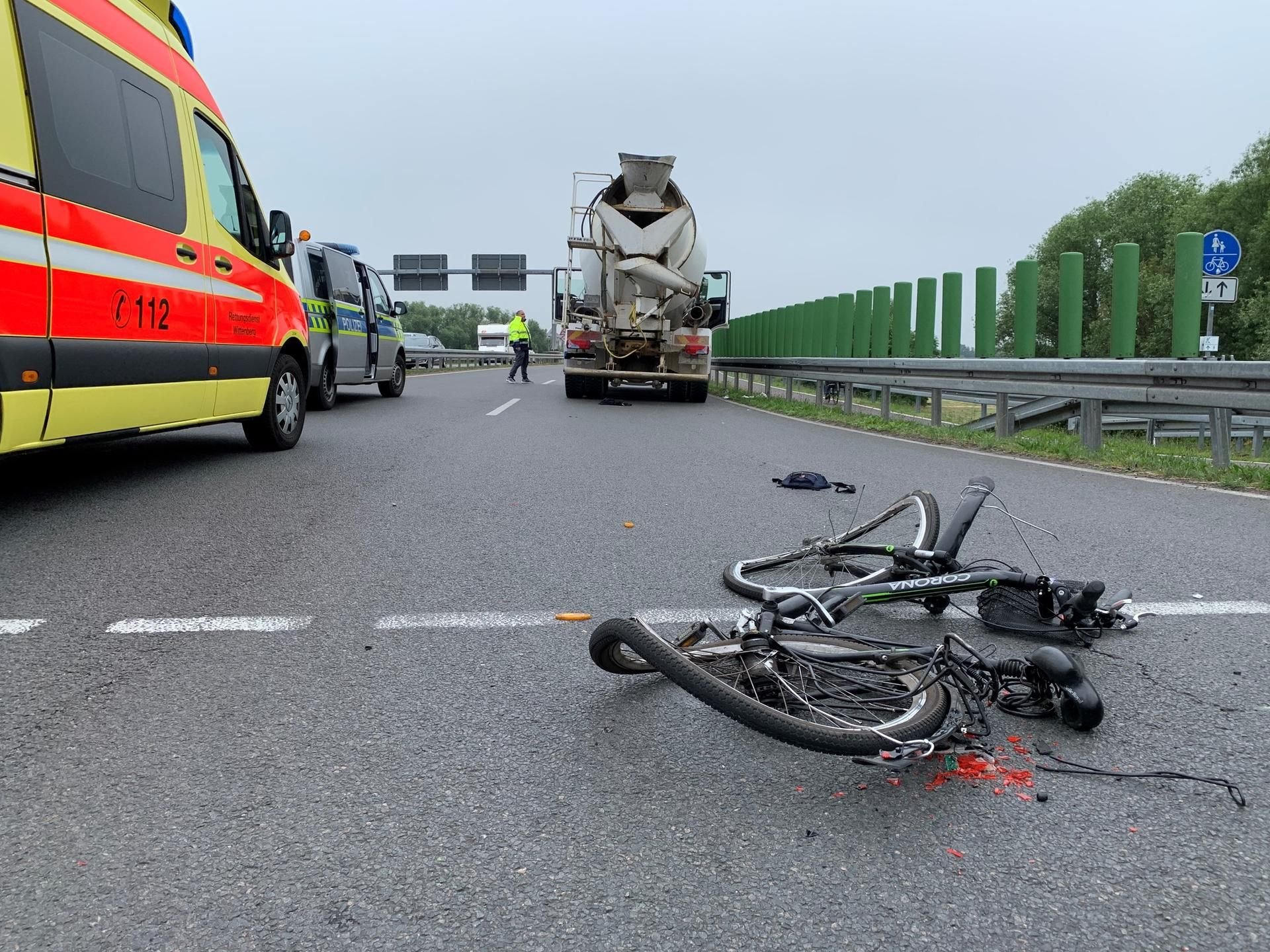 Der Radfahrer war an der Kreuzung von einem Betonmischer erfasst worden.