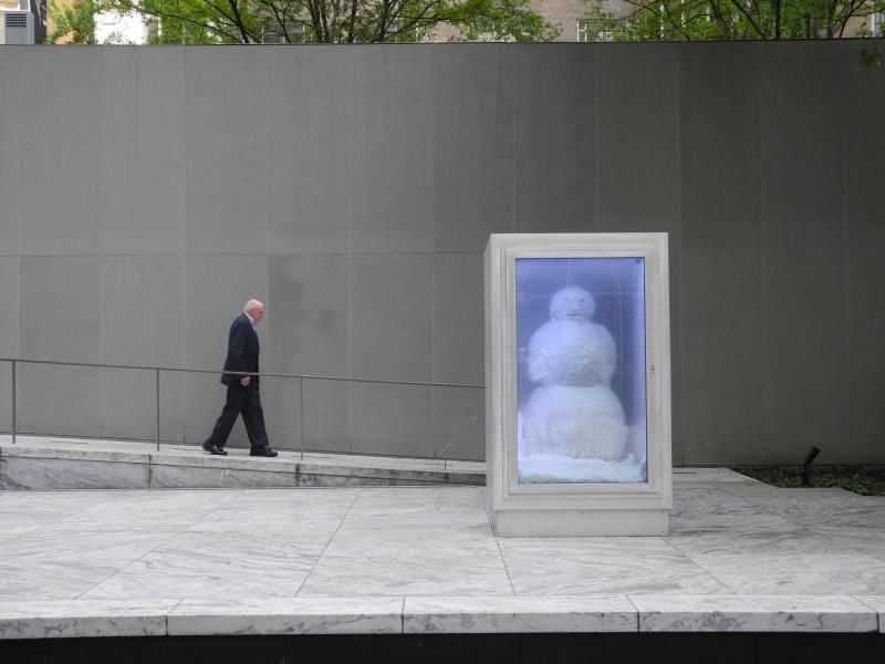 Der „Snowman” der Schweizer Künstler Peter Fischli und David Weiss wird mit aufwendiger Technik am Leben gehalten. Foto: Johannes Schmitt-Tegge