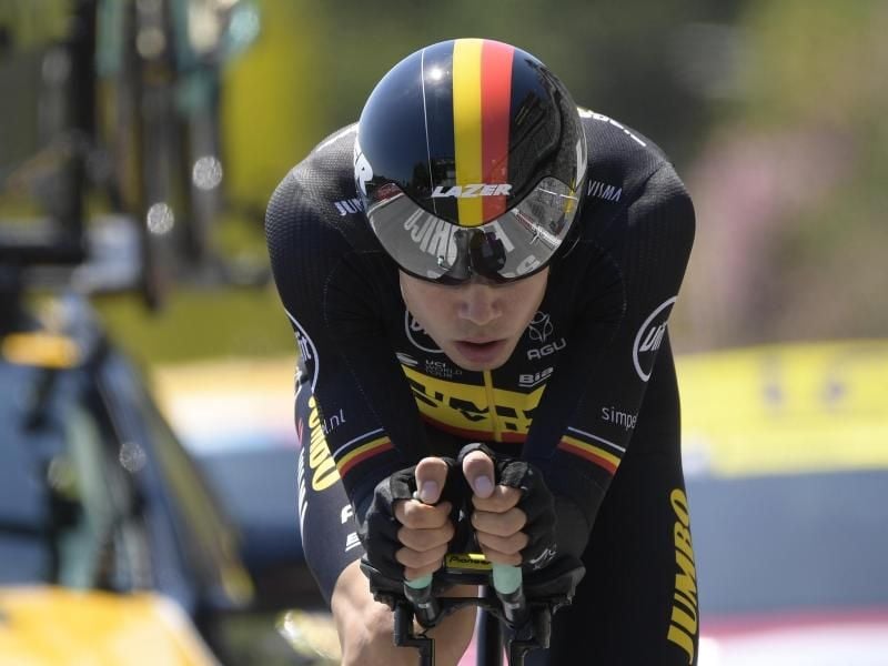 Wout Van Aert ist nach seinem Sturz im Einzelzeitfahren fast eine Stunde am Bein operiert worden. Foto: Y. Jansens/BELGA/Archivbild