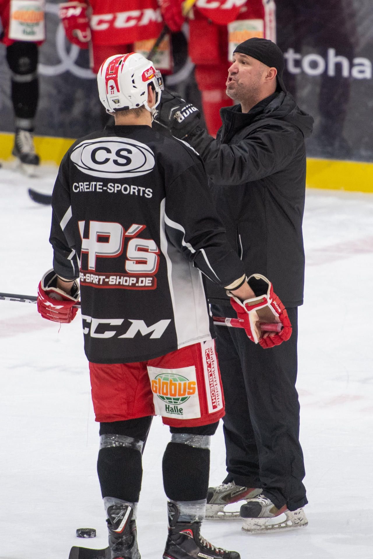 Ryan Foster (r.) spricht viel mit seinen Spielern.