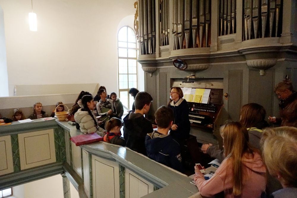 Die Schüler stellen viele Fragen zur Orgel in Annaburg.