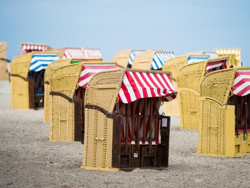 Leere Strandkörbe stehen in Travemünde am Strand. Foto: Christophe Gateau/Archiv