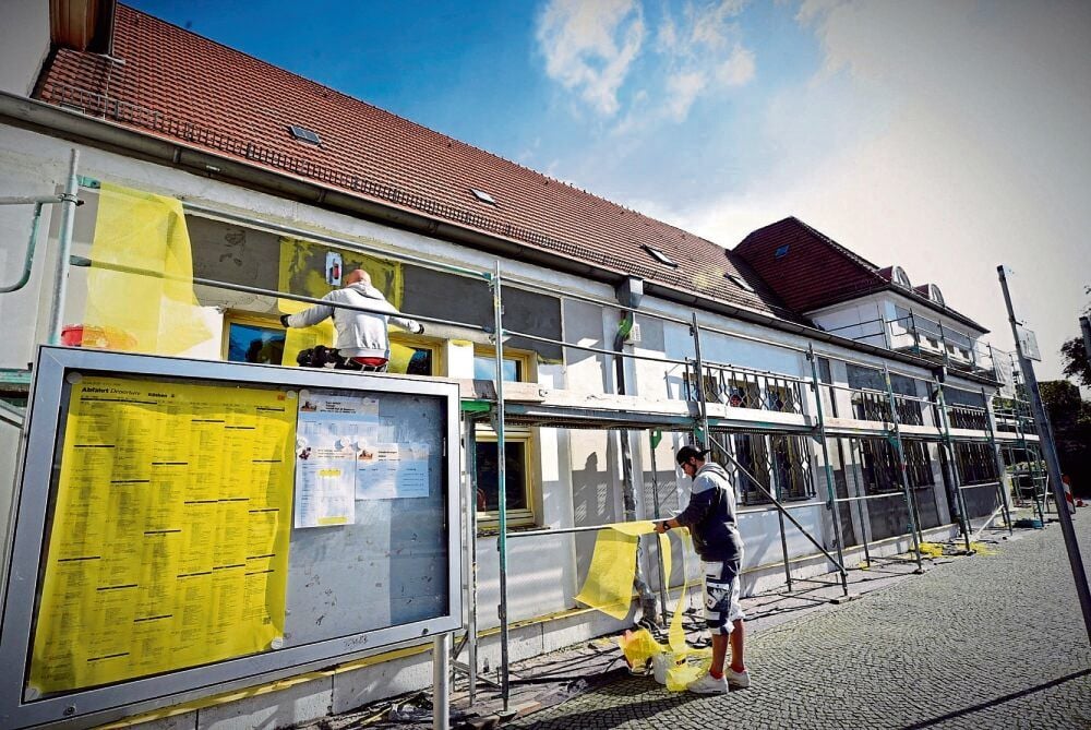 Der Köthener Bahnhof erhält einen frischen Anstrich.