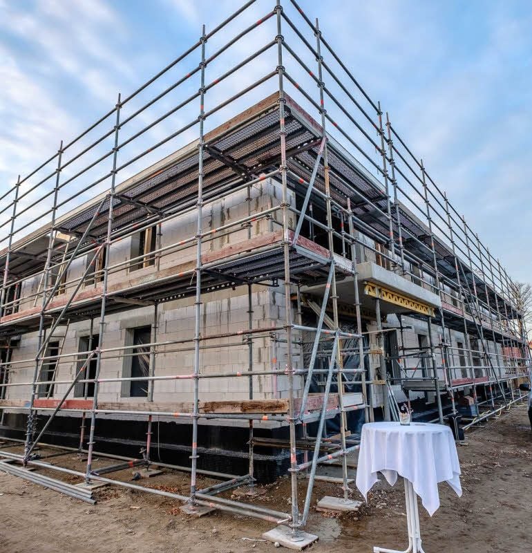 Die Gräfenhainichener Wohnungsgesellschaft baut auf dem Gelände der einstigen Stasi-Kreisdienststelle. Licht durchflutete und großzügig bemessene Wohnungen entstehen hier.