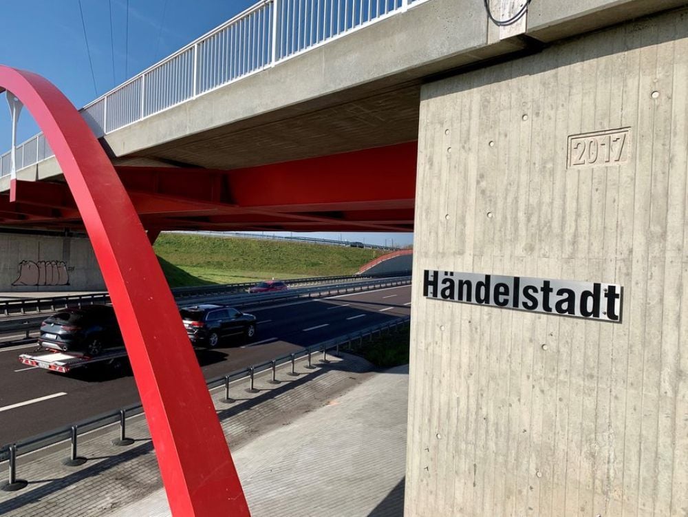 Der Schriftzug „Halle“ und das Wappen wurden gestohlen.
