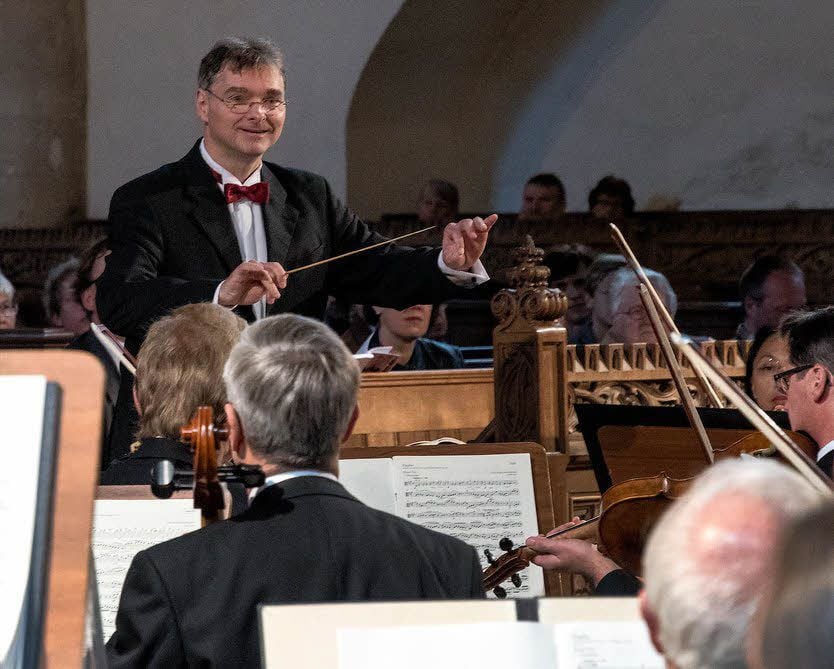 Der Merseburger Domkantor Stefan Mücksch leitet das Konzert.