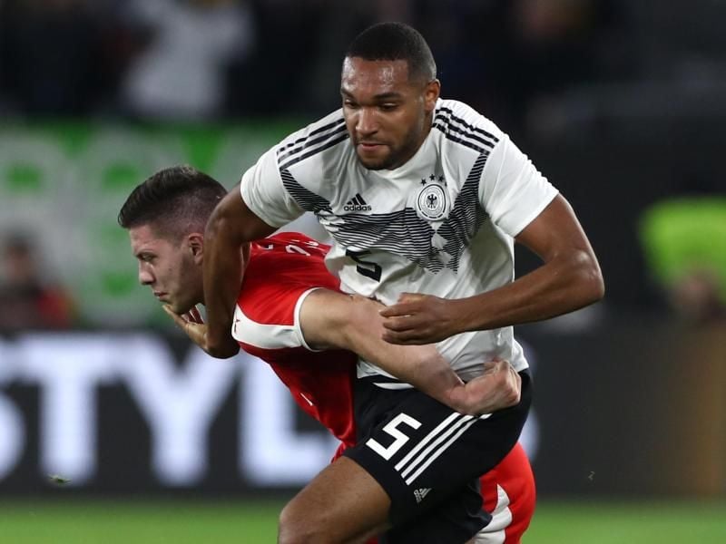 Kennen sich gut aus der Bundesliga: Jonathan Tah (r) ringt mit dem Serben Luka Jovic um den Ball. Foto: Christian Charisius