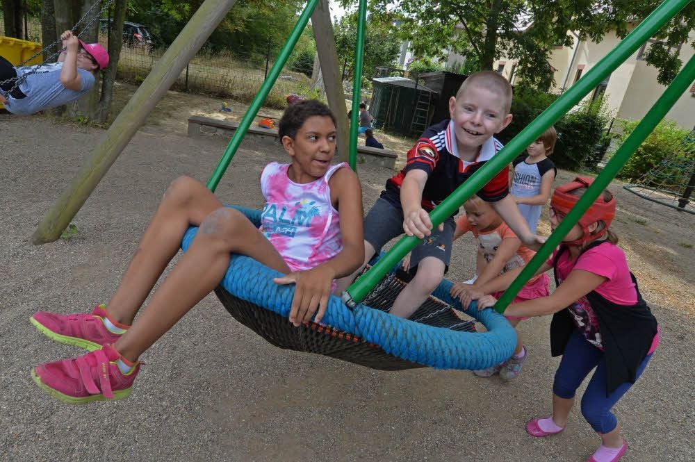 Kinder auf dem Spielplatz der Kastanienschule