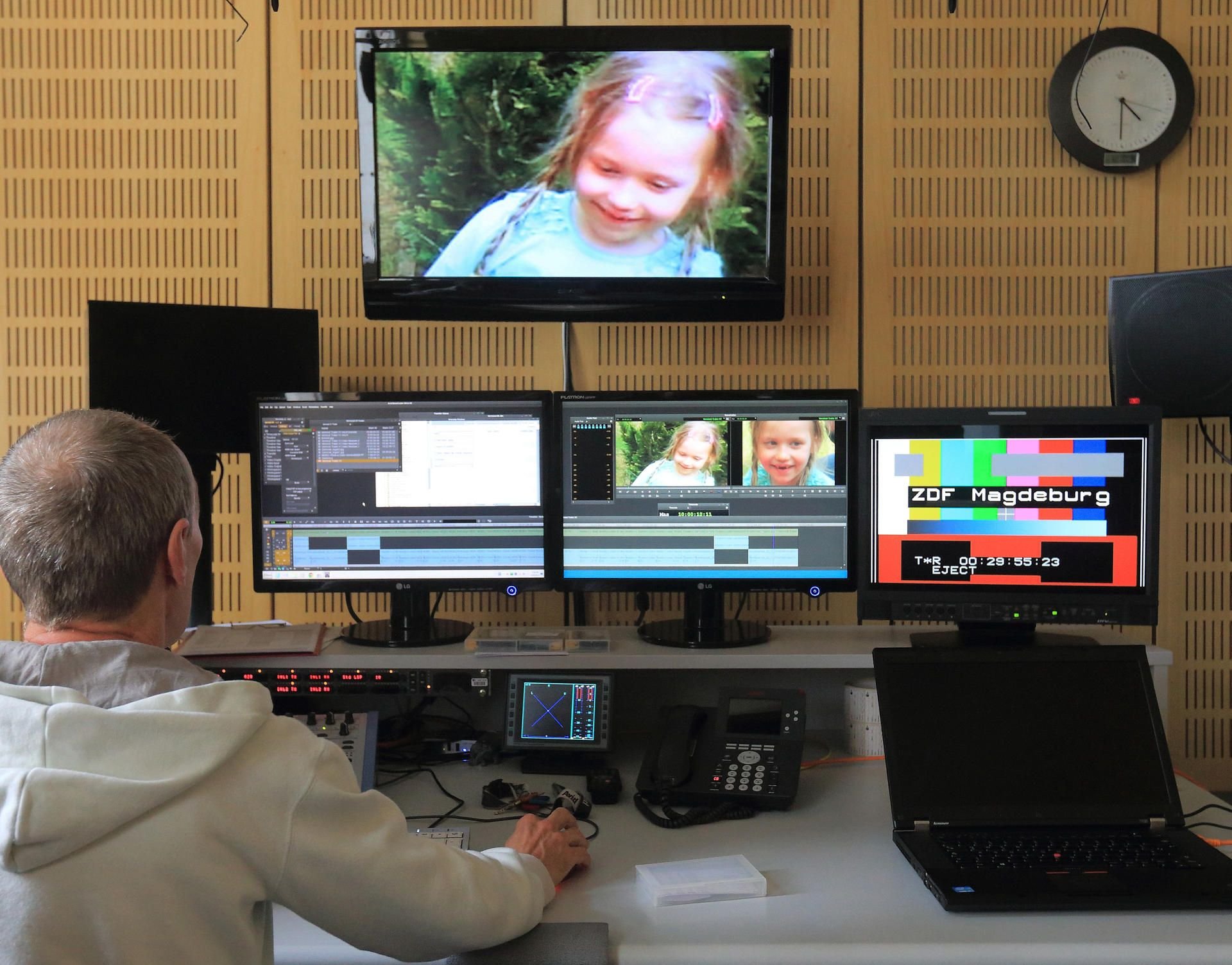 An einem Beitrag über die vermisste Inga aus Schönebeck für die Fernsehsendung „Aktenzeichen XY... ungelöst“ wird am 20.05.2015 im ZDF Landesstudio in Magdeburg (Sachsen-Anhalt) gearbeitet.