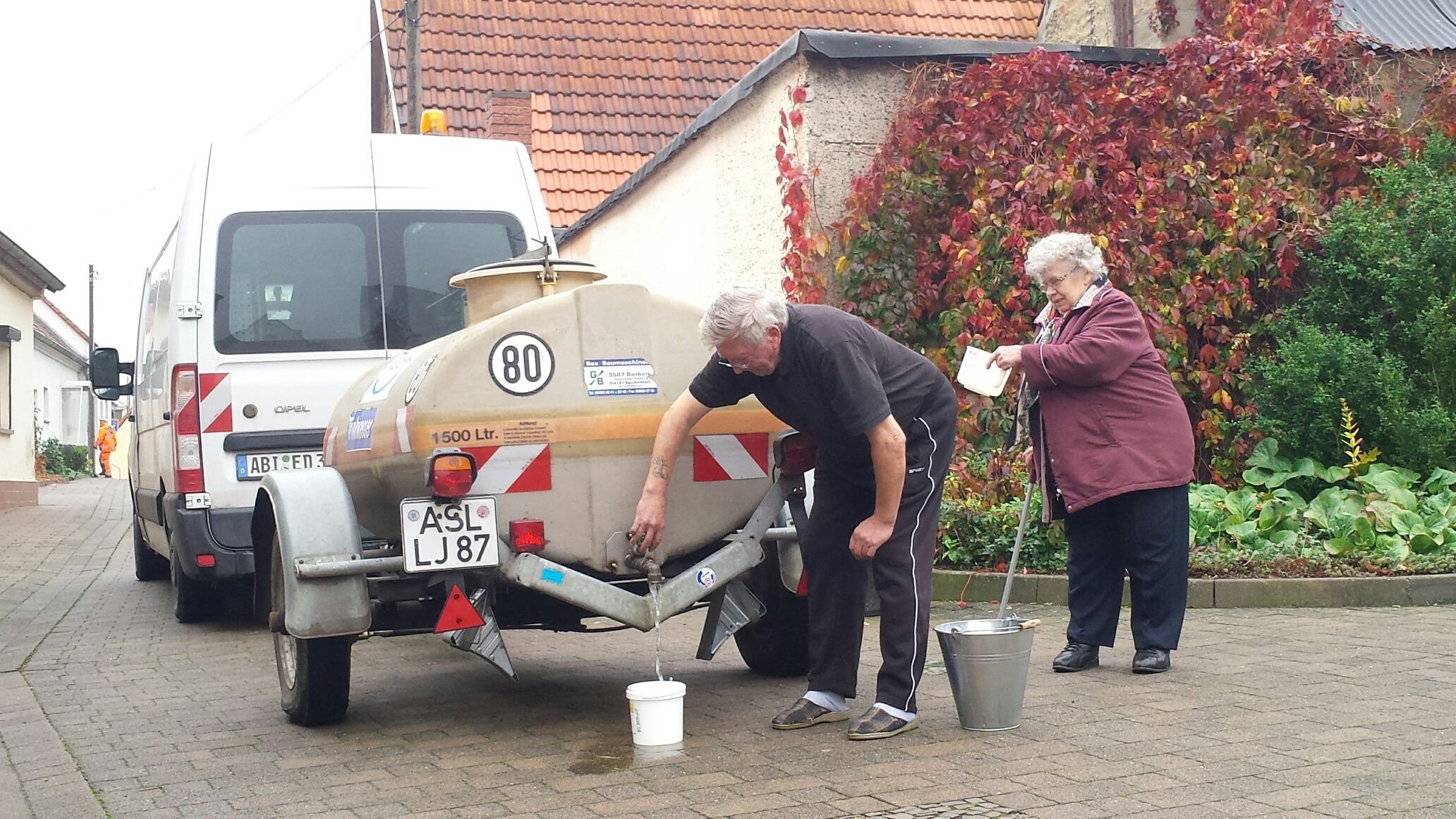 Ein Wasserwagen versorgt die Anwohner in Dohndorf.