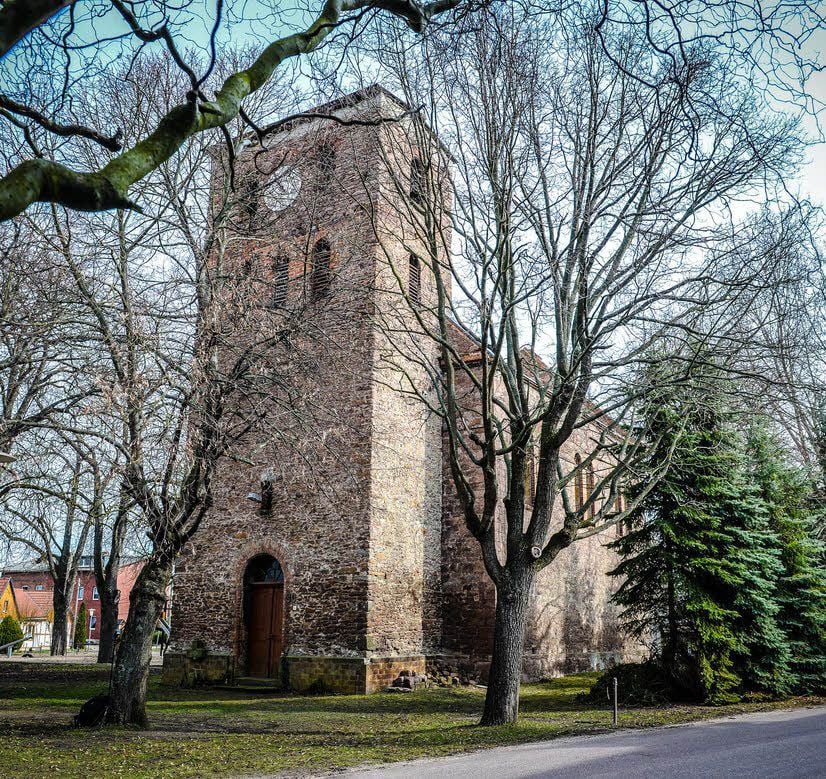 Die unter Denkmalschutz stehende Kirche gehört der Landeskirche.