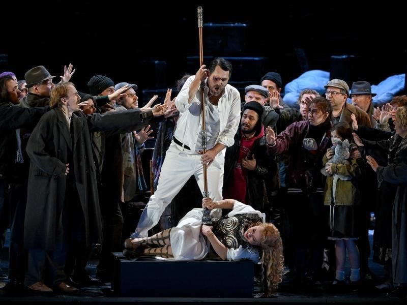 Nina Stemme (als Brünnhilde) und John Lundgren (als Wotan) in der Oper „Die Walküre” von Richard Wagner. Foto: Britta Pedersen/dpa-Zentralbild/dpa