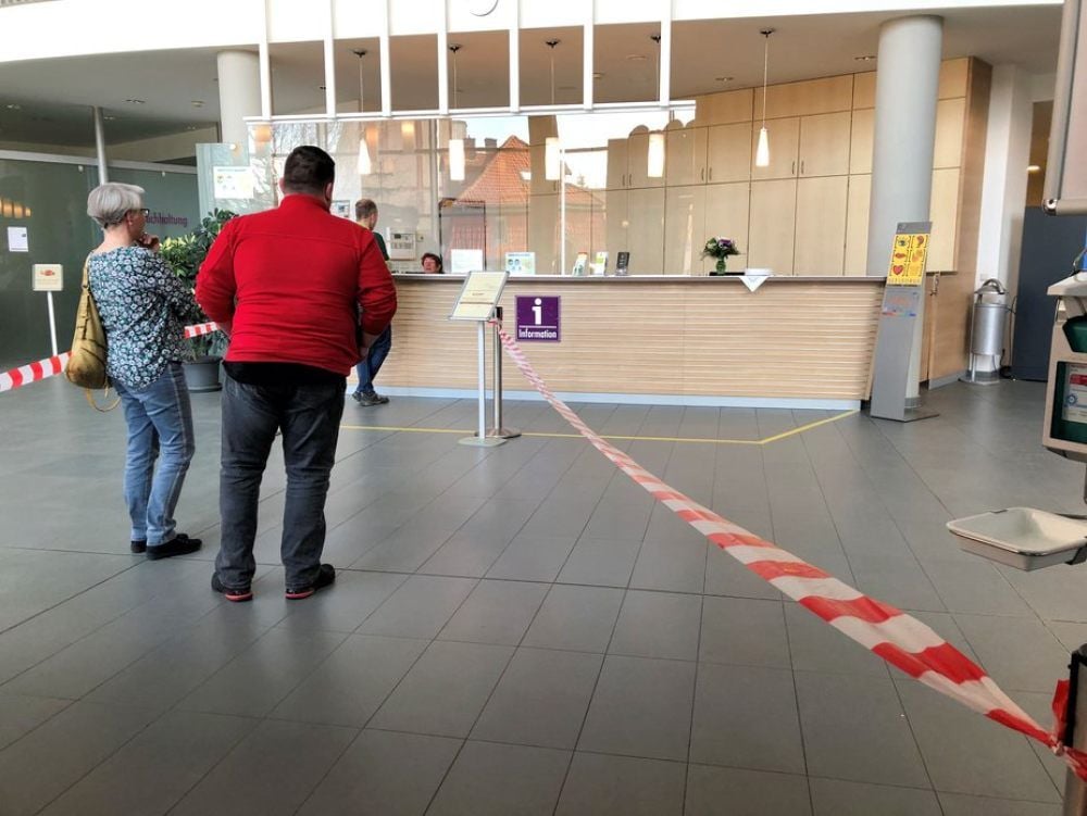 Für Besucher geschlossen: Durchs Foyer des Quedlinburger Harzklinikums ziehen sich Absperrbänder. Das Krankenhaus sucht jetzt Unterstützung.