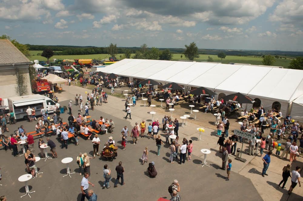 Festtagsstimmung auf dem Hof der Agrargesellschaft Prießnitz. Alle Mitarbeiter hatten Tage zuvor mit angepackt, den Tag des Hofes vorzubereiten.