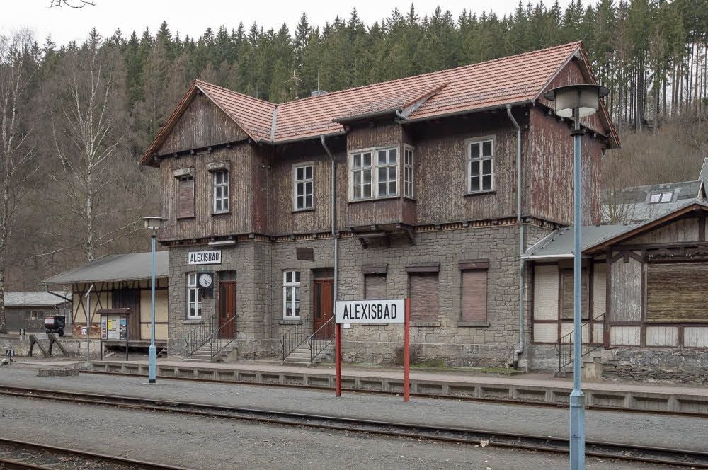 Das Bahnhofsgebäude in Alexisbad ist noch zu haben.