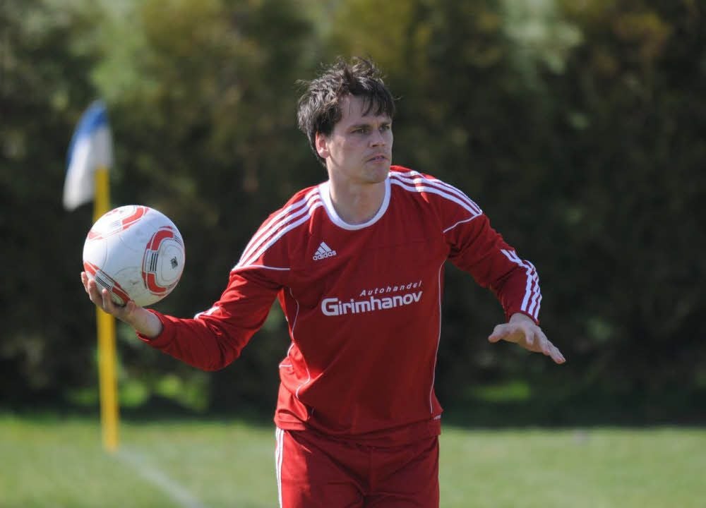 Oliver Janicke, neuer Trainer des ESV Herrengosserstedt, war für dessen Vorgänger SGH 1925 auch schon als Spieler aktiv - hier in einer Landesliga-Partie vor sieben Jahren gegen Bennstedt.