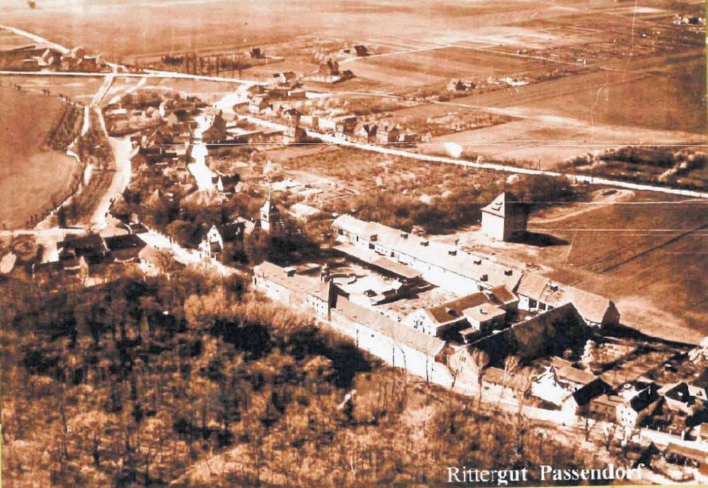 Aus alten Zeiten: Das Rittergut Passendorf mit dem Gutshaus - dem Passendorfer Schlösschen (zu sehen am linken Rand des Gutskomplexes).