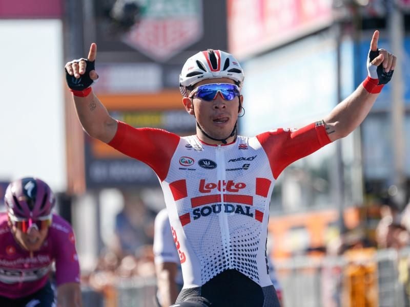 Caleb Ewan jubelt. Pascal Ackermann (l) ist geschlagen. Foto: Yuzuru Sunada/BELGA