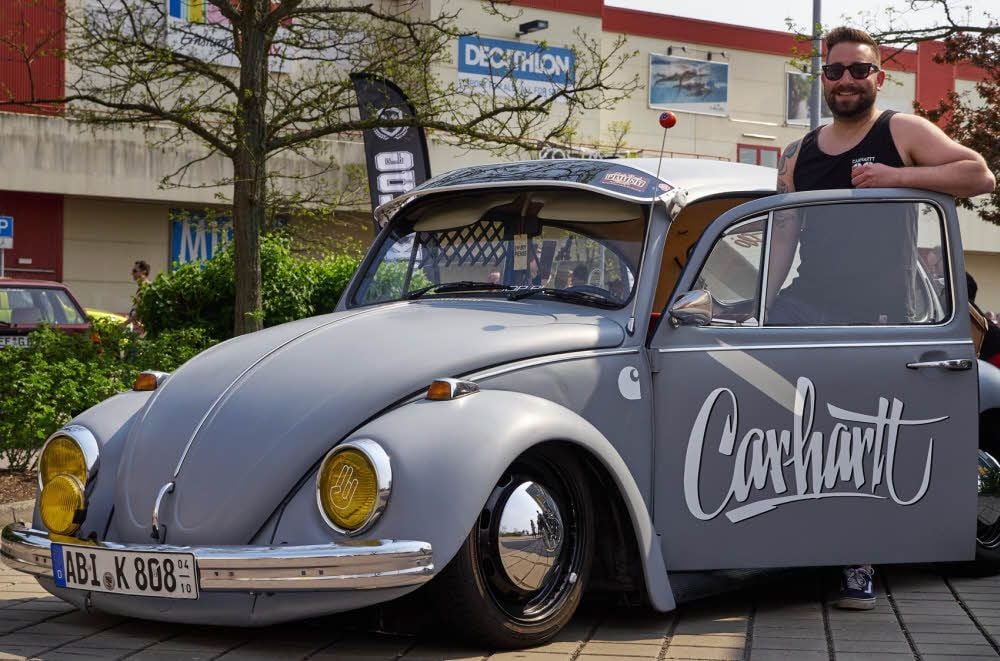 Martin Berger mit seinem VW Käfer, Jahrgang 1973.