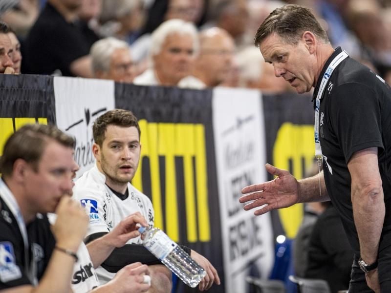 Die Mannschaft von Trainer Alfred Gislason (r) hat sich in dieser Saison den DHB-Pokal und den EHF-Cup gesichert. Foto: Axel Heimken