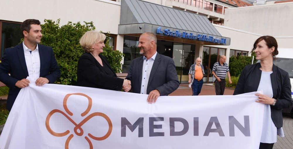 Mit einem symbolischen Händedruck besiegeln Kerstin Budde-Große und Klaus-Dieter Stocker die Übernahme der Kliniken.