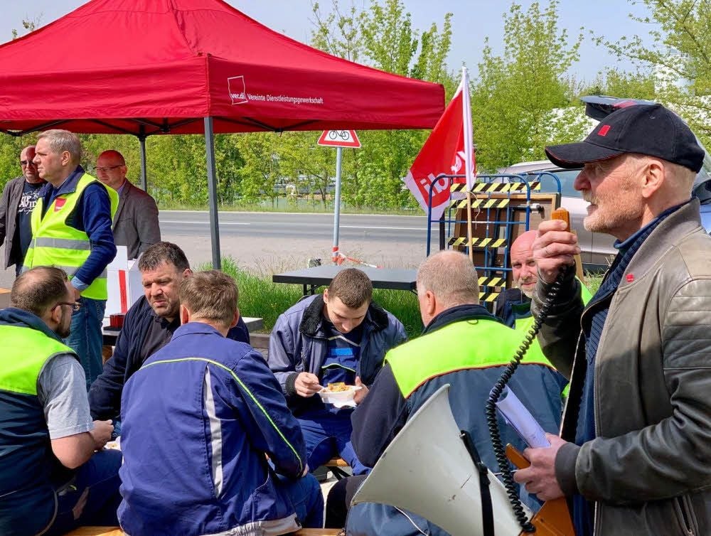 Jörg Lauenroth-Mago (rechts) spricht am Mittwochmittag vor dem Edeka-Lager in Landsberg beim Nudelnessen zu den Beschäftigten des Zentrallagers. Die Gewerkschaft fordert 6,5 Prozent mehr Lohn.