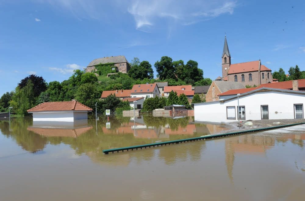 Friedeburg vor fünf Jahren, auf dem Dorfplatz herrschte Land unter.