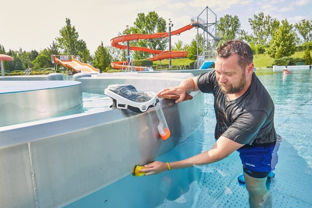 Der letzte Schliff: Schwimmmeister Enrico Erbring befreit im Erlebnisbad Saaleperle in Bernburg-Neuborna gemeinsam mit seinen Kollegen die Becken von Algen.