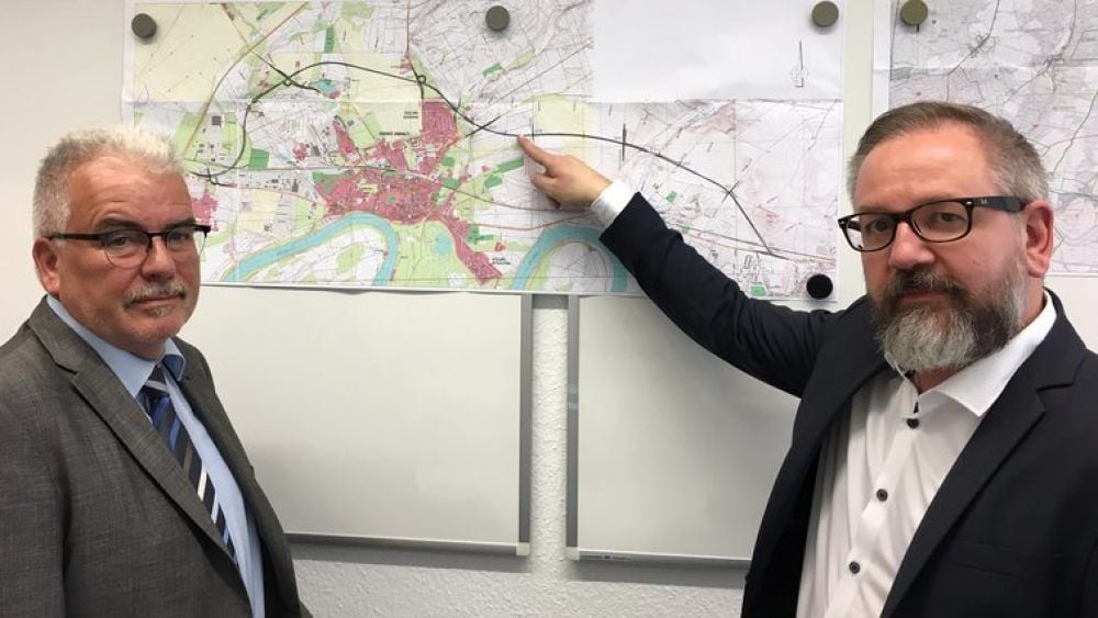 Uwe Langkammer (links) und OIiver Grafe vor dem Plan der Umgehungsstraße Coswig-Griebo.