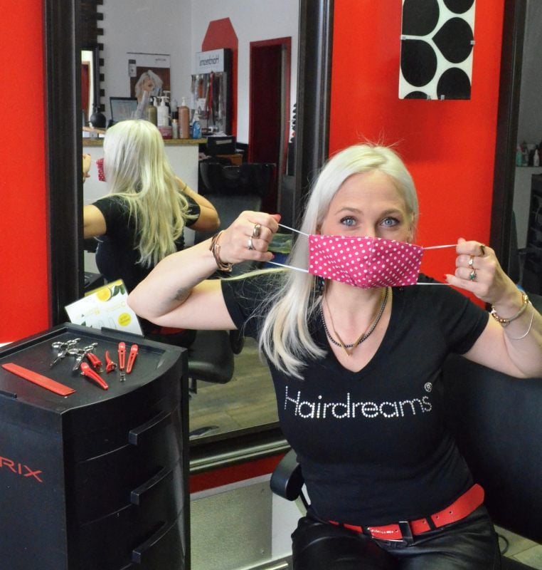 Sandra Henneberg muss beim Neustarts ihres Friseursalons nach der Corona-Pause viele Vorgaben einhalten.